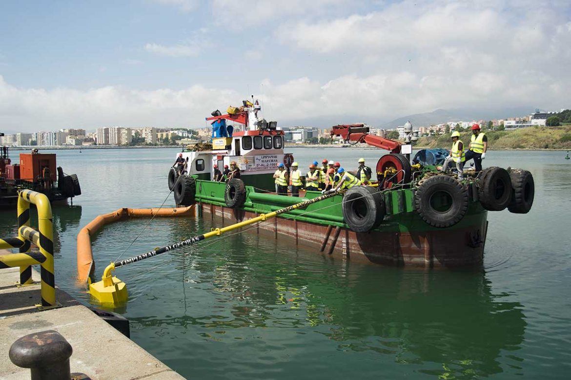 Limpiamar con tangón de barrido extendido